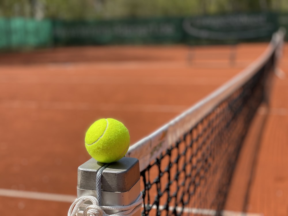 Tennisball auf dem Netzpfosten