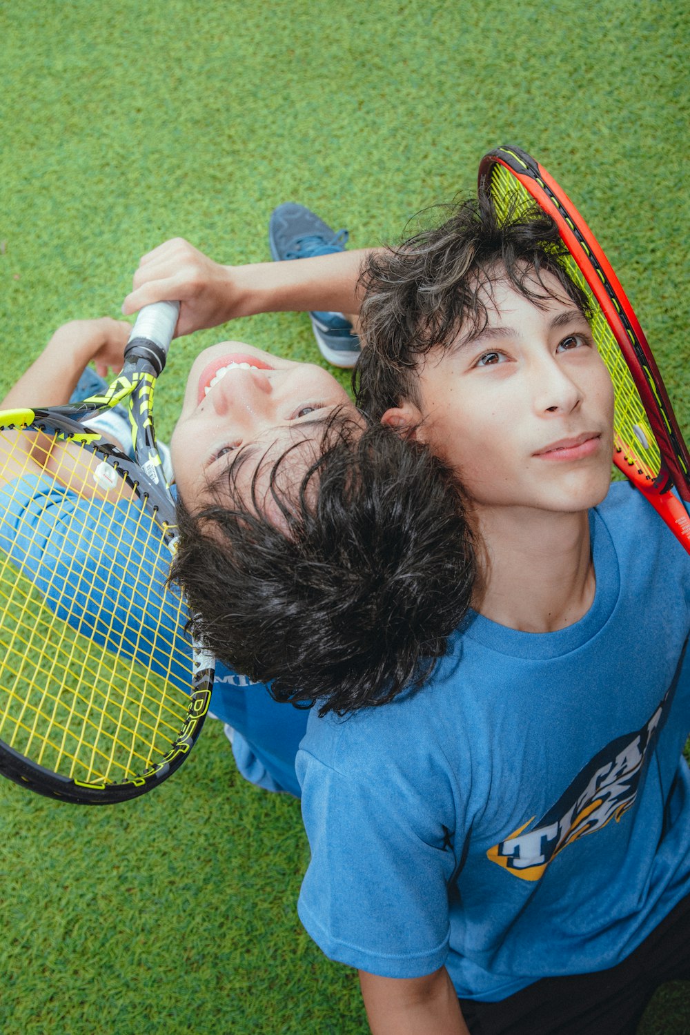 Kind beim Tennistraining auf dem Platz