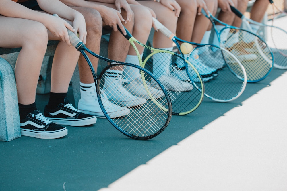 Kinder mit Tennisschlägern beim Camp